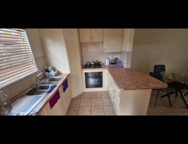 2 BEDROOM TOWNHOUSE FOR SALE IN HEUWELSIG ESTATE